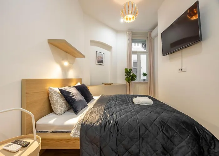 Central Grand Apartment With 5Bedrm 2Bathroom
